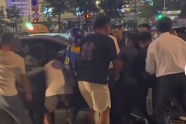 市民骑电动车被卷入车底 “八方”援手合力抬车救人