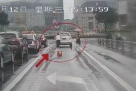私家车雨中抛锚，公交司机暖心相助