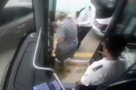大雨无情人有情 公交司机护送老人回家