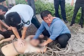 轿车不慎坠入鱼塘 济南上演生死营救