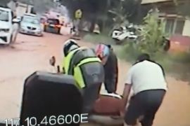 市民骑车摔倒雨中，公交司机伸出温暖援手