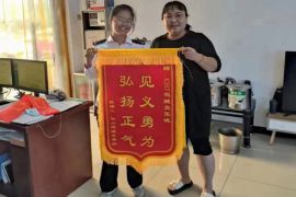 老人骑摩托车摔伤 公交驾驶员暖心相助