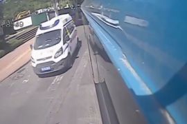 公交驾驶员疏导交通，为救护车让出“生命通道”