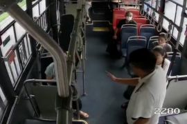 乘客突发疾病，车上车下齐救助