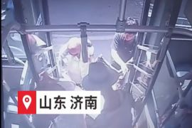 九旬老人行动不便乘公交，济南公交司机热情帮助暖人心