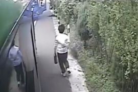 厢货着火车主求助 公交司机热心市民协力灭火