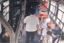 老年乘客突然发病晕倒 公交驾驶员热心相助