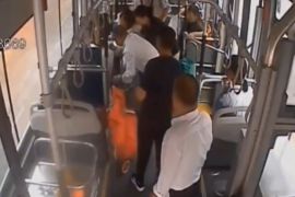 乘客突然晕倒车厢内 #济南公交 驾驶员乘客齐相助
