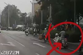 母女骑电动车摔倒 驾驶员路人合力帮忙