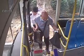路遇老人摔倒路边 驾驶员举动暖人心