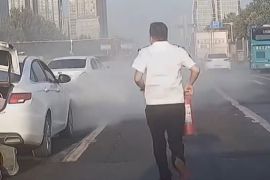 私家车突发自燃，济南公交驾驶员接力救火