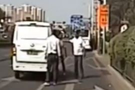 车队门前车辆抛锚 公交人出手相助