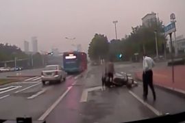雨中骑摩托不慎摔倒 公交驾驶员与热心市民伸援手