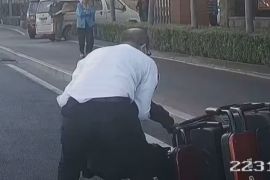 满满正能量！老人骑车摔倒，公交驾驶员上前搀扶