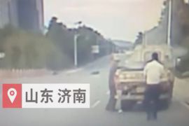 废品收购车起火冒烟，公交司机勇灭火