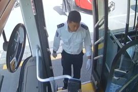 电动三轮车突然侧翻 济南“老师儿”再次出手相助