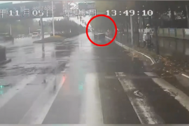 街头三轮车摔倒 公交驾驶员暖心施救