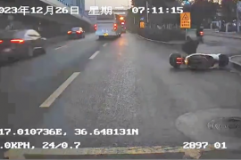 摩托车主摔倒路边无法起身 公交驾驶员停车相助