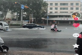 雨中这一幕，网友齐点赞！
