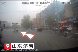 暴雨中的这一幕，动人心弦