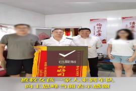 暴雨中，女孩被大水冲走，他跳进齐膝深的水中一把拽住