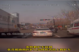 摩托车手撞车昏迷 公交驾驶员出手相助
