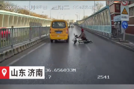 电动车失控摔倒 公交驾驶员热心市民携手相助 #济南公交