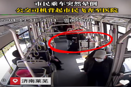 市民乘车突然晕倒 公交司机背起市民飞奔医院 #济南公交