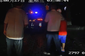 凌晨三点多，一个幼小身影独自上了公交车……