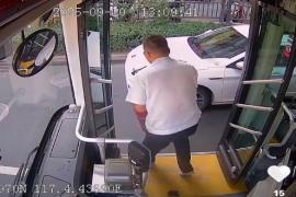 路边电动车着火 公交驾驶员用光两个灭火器控制火势 #济南公交#正能量