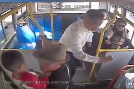 老年乘客突发昏迷，司乘合力紧急救助