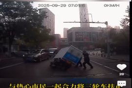 电动三轮车侧翻 公交驾驶员热心市民合力相助 #济南公交#正能量