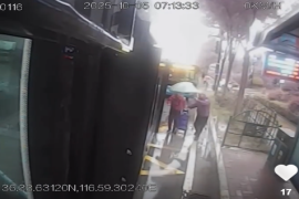 老人雨中摔倒 公交驾驶员紧急救助 #济南公交 #正能量