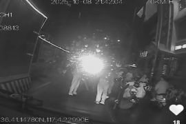 女孩骑车撞到护栏摔倒 公交驾驶员热心市民出手相助 #济南公交