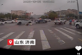 市民骑车摔倒道路中央 公交驾驶员伸出援手 #济南公交