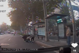 男子路边晕倒 公交驾驶员热心市民出手相助 #济南公交