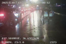 私家车抛锚路中央 公交驾驶员热心市民助脱困 #济南公交