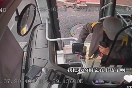 遇到事是真跑腿！#济南公交 驾驶员飞奔为老人寻回拐杖