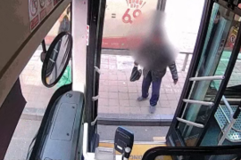 初冬风起，公交车厢温暖不减